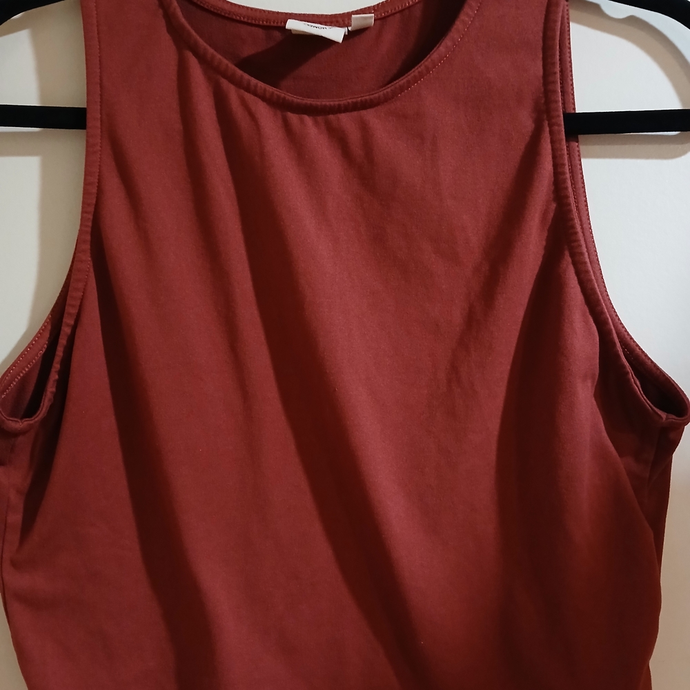LIVE IN THE MOMENT   Maroon Crop Tank Top